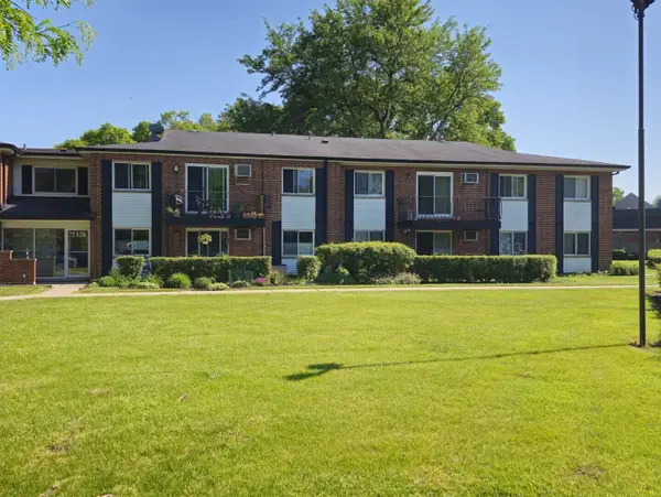 2431 E Brandenberry Court #2M, Arlington Heights, IL 60004