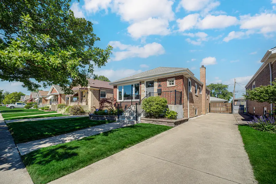 9125 S Hamlin Avenue, Evergreen Park, IL 60805 - #3