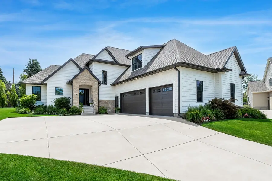 6925 Grover Station, Bettendorf, IA 52722 - #2