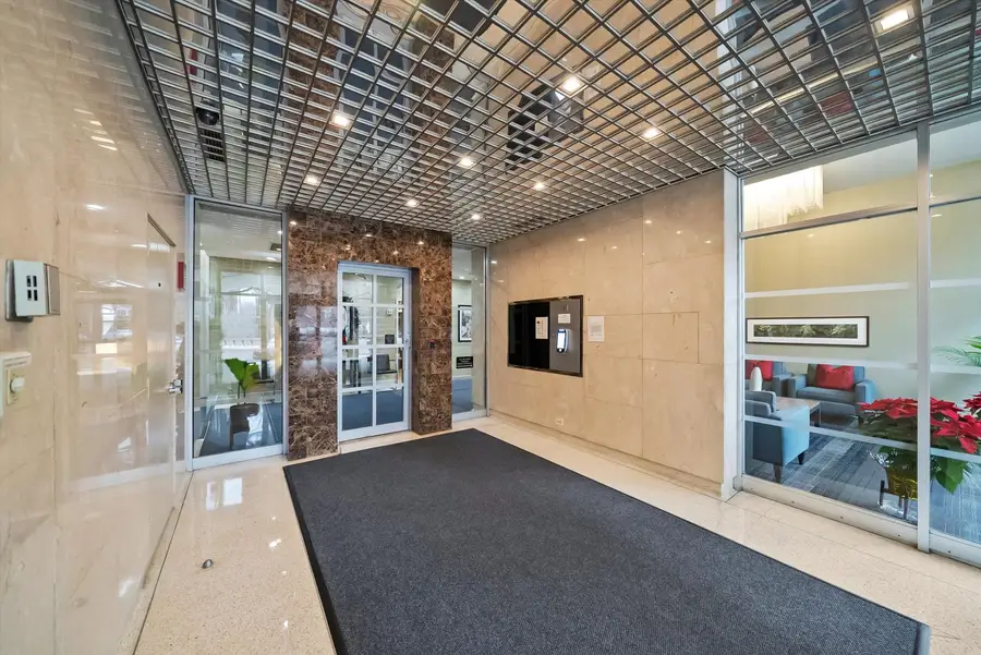 555 W Cornelia Avenue #1401, Chicago, IL 60657 - #2