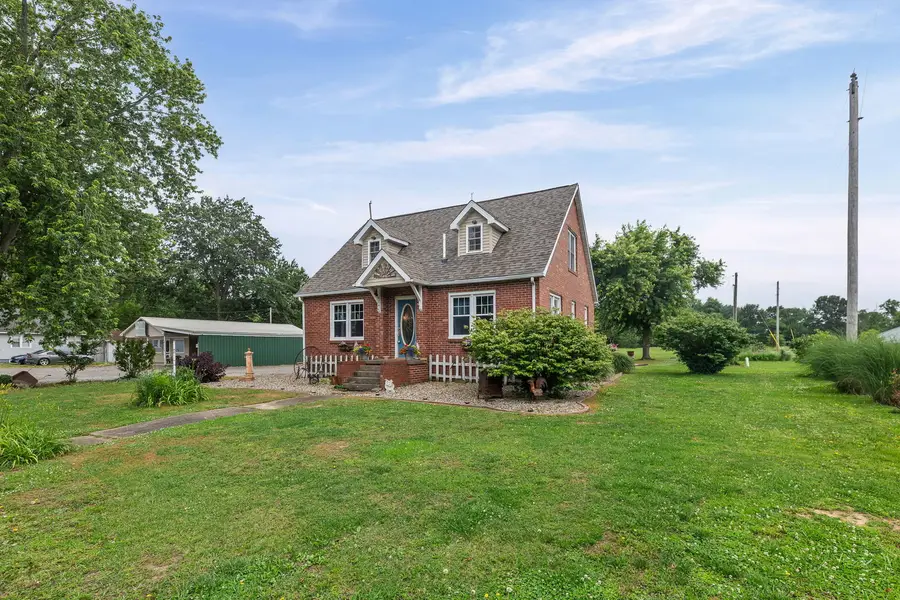 1095 W Robinson Street, Wayne City, IL 62895 - #3