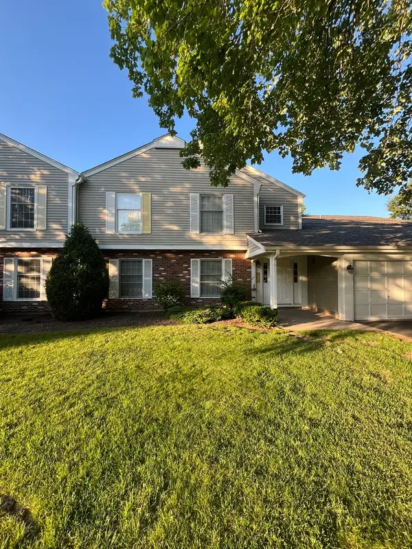 27 Exeter Court #202A, Naperville, IL 60565