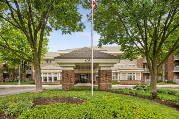 605 Barrington Avenue #332, East Dundee, IL 60118