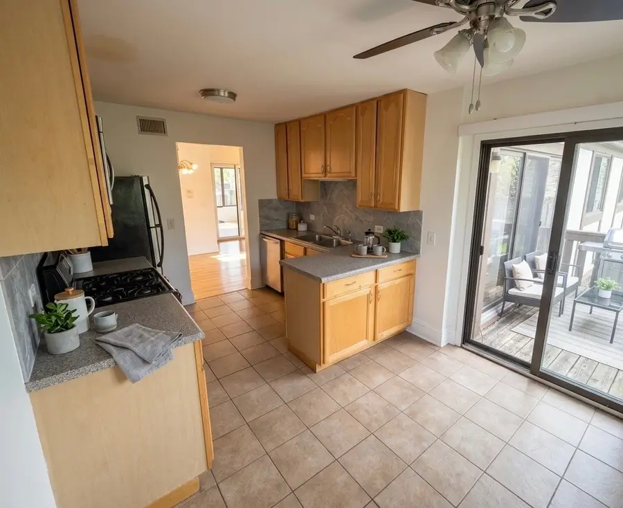 1327 Williamsburg Drive #D2, Schaumburg, IL 60193 - #3