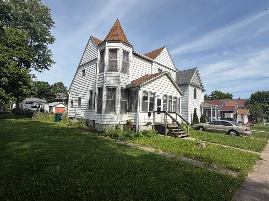 411 N Monroe Street, Clinton, IL 61727 - #3