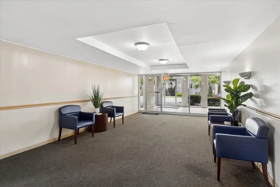 914 N Austin Boulevard #B8, Oak Park, IL 60302 - #3