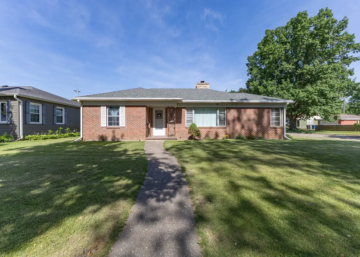 1030 N 3rd Street, Clinton, IA 52732 - #1