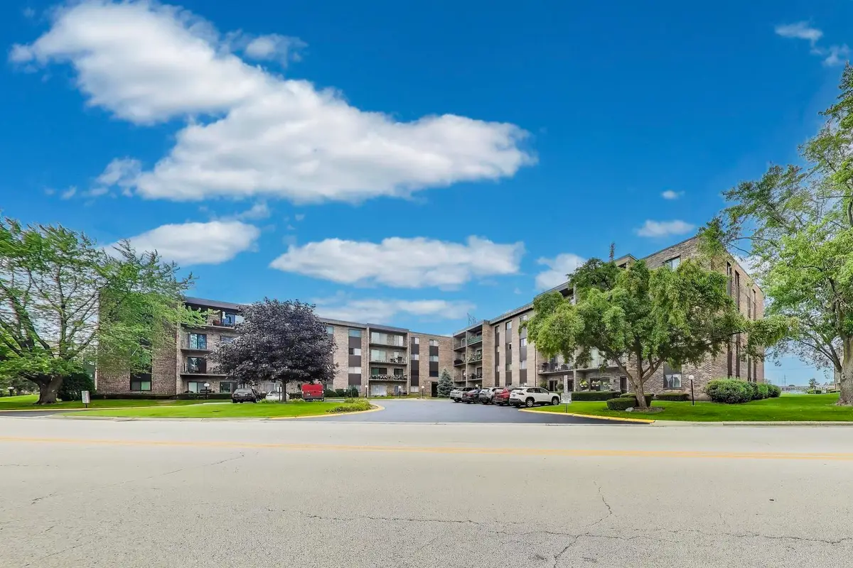 701 W Huntington Commons Road #418, Mount Prospect, IL 60056 - #1