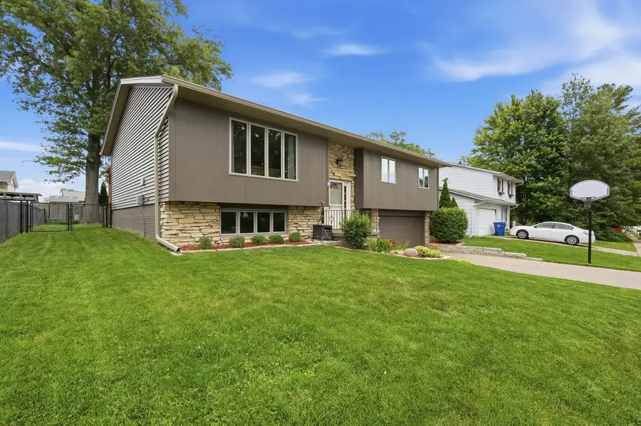 836 W 57th Street, Davenport, IA 52806 - #2