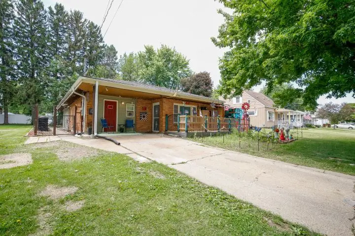 411 E Lincoln Street, Mount Morris, IL 61054 - #1