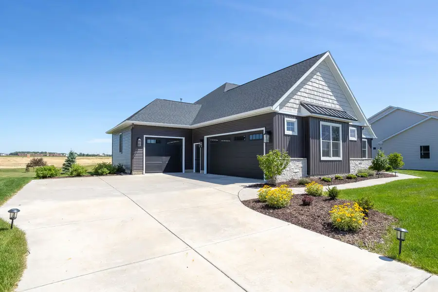 6888 Wilderness Pointe, Bettendorf, IA 52722 - #2
