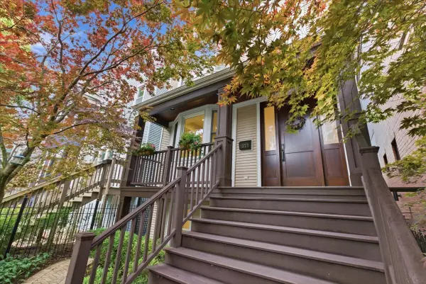 1327 W Barry Street, Chicago, IL 60657