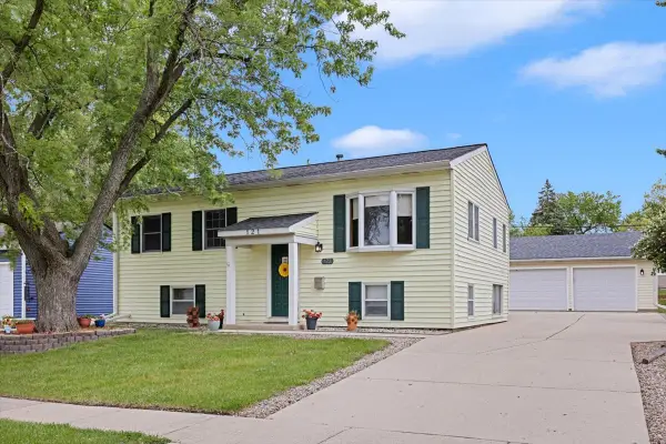 121 Seton Place, Streamwood, IL 60107