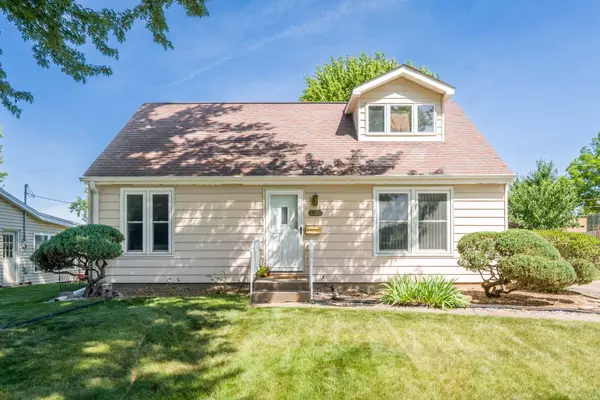 2368 Queens Court, Bettendorf, IA 52722