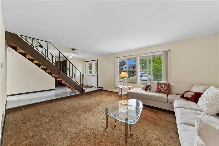 715 Newport N, Roselle, IL 60172 - #3