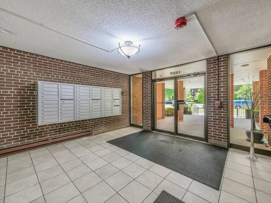 1025 S Fernandez Avenue #S-1, Arlington Heights, IL 60005 - #2