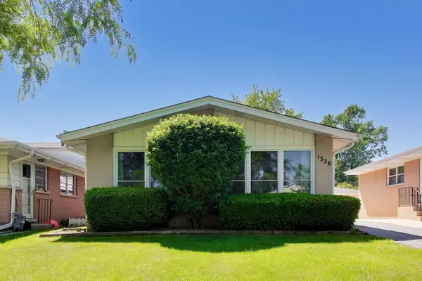 1326 S Dunton Avenue, Arlington Heights, IL 60005