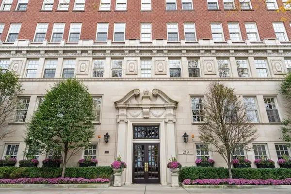 219 E Lake Shore Drive #6D, Chicago, IL 60611