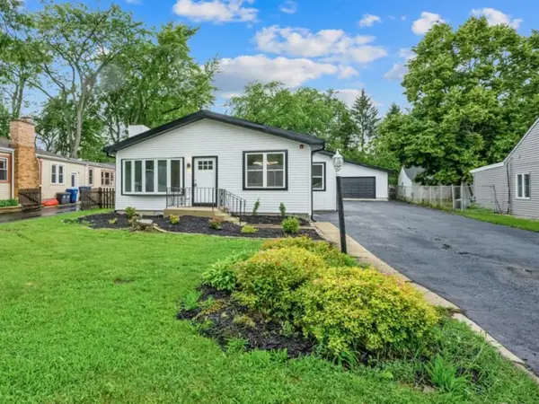 18172 W Twin Lakes Boulevard, Grayslake, IL 60030