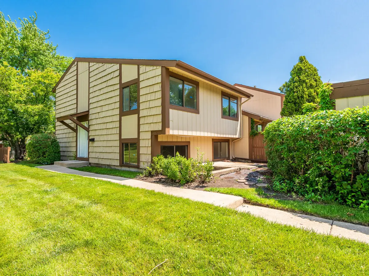 800 Shawnee Trail, Roselle, IL 60172 - #1