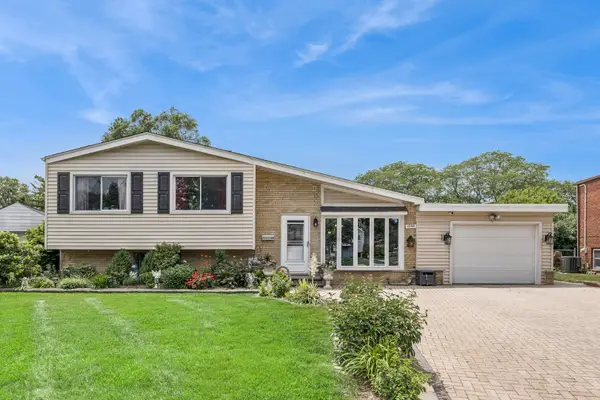 1044 Charing Cross Road, Lombard, IL 60148