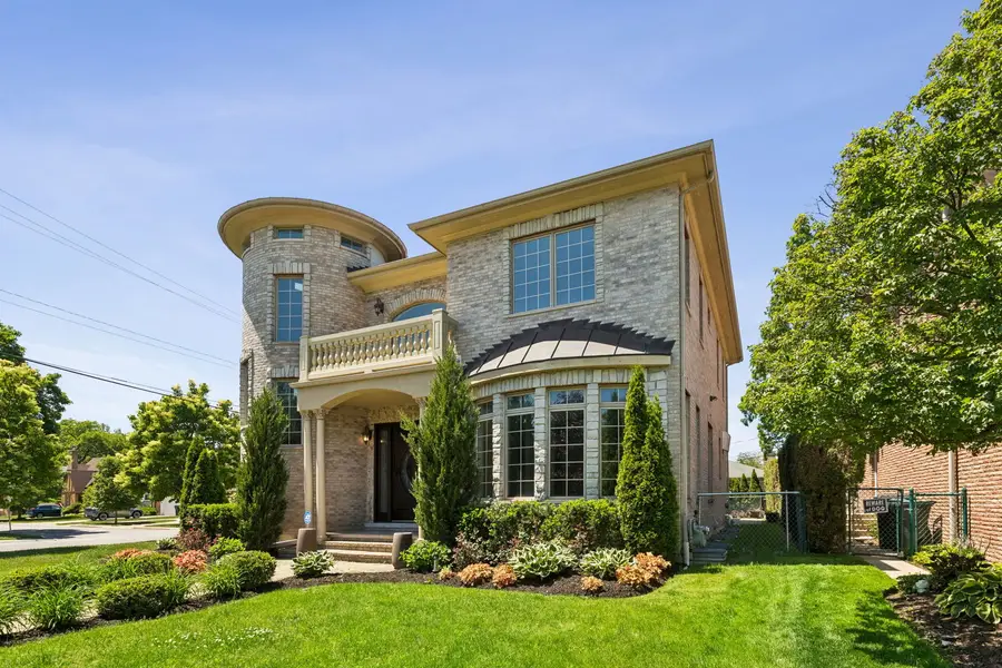 7000 N Kilpatrick Avenue, Lincolnwood, IL 60712 - #2