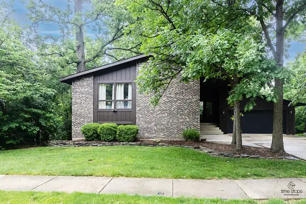 3130 Scenicwood Lane, Woodridge, IL 60517