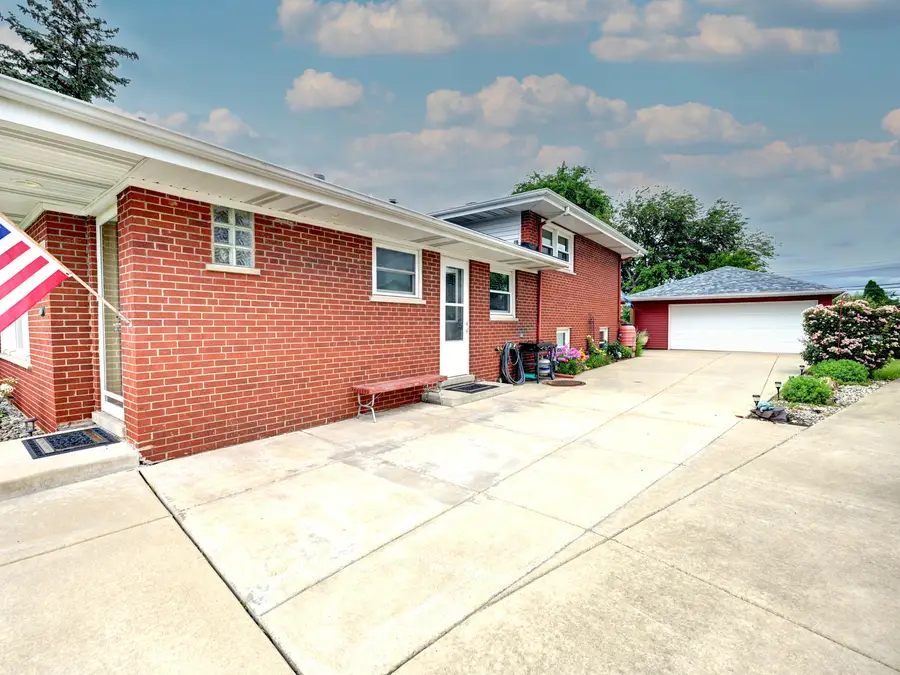 9809 S Albany Avenue, Evergreen Park, IL 60805 - #2
