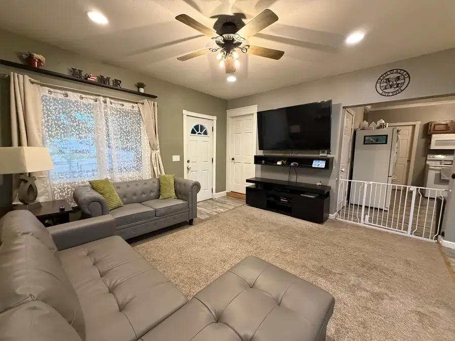 2631 Roosevelt Street, Clinton, IA 52732 - #3