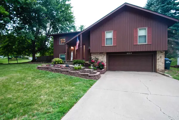 2065 Hollow View Drive, Bettendorf, IA 52722