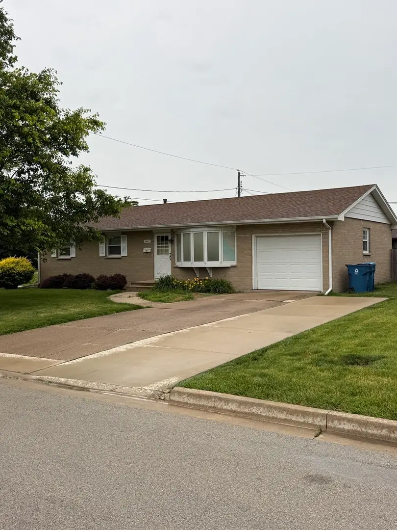 1421 25th Street, Peru, IL 61354 - #2