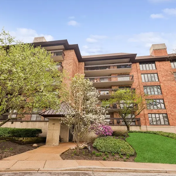 3851 Mission Hills Road #303, Northbrook, IL 60062