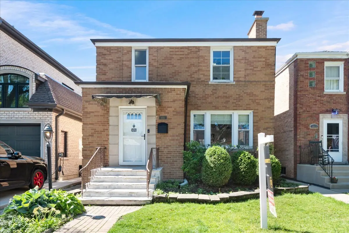 3011 W Jarvis Avenue, Chicago, IL 60645 - #1