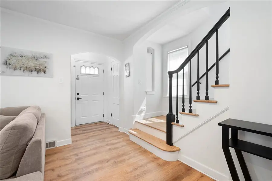 3011 W Jarvis Avenue, Chicago, IL 60645 - #2