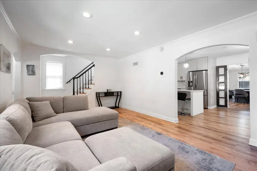 3011 W Jarvis Avenue, Chicago, IL 60645 - #3