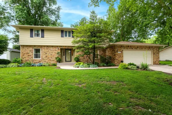 2205 Winding Hill Road, Davenport, IA 52807