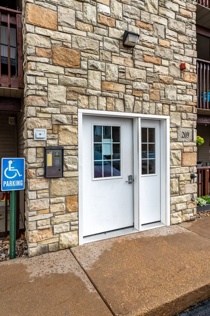 209 E Price Street #301, Eldridge, IA 52748 - #2