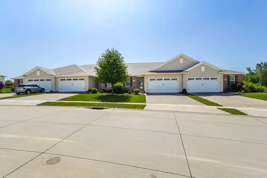 5555 E Creekside Lane, Bettendorf, IA 52722 - #2