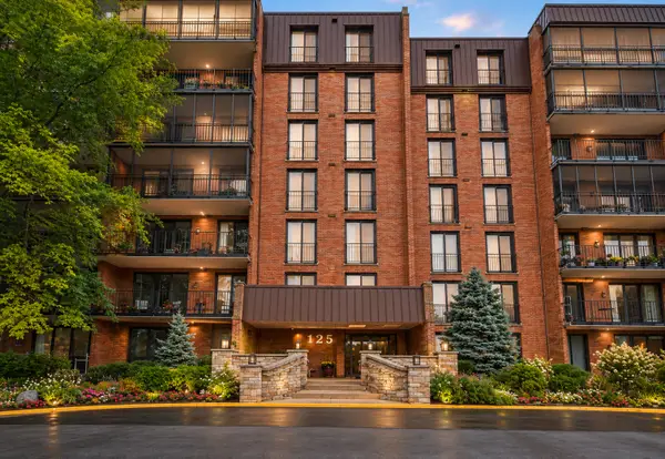 125 Acacia Circle #404, Indian Head Park, IL 60525