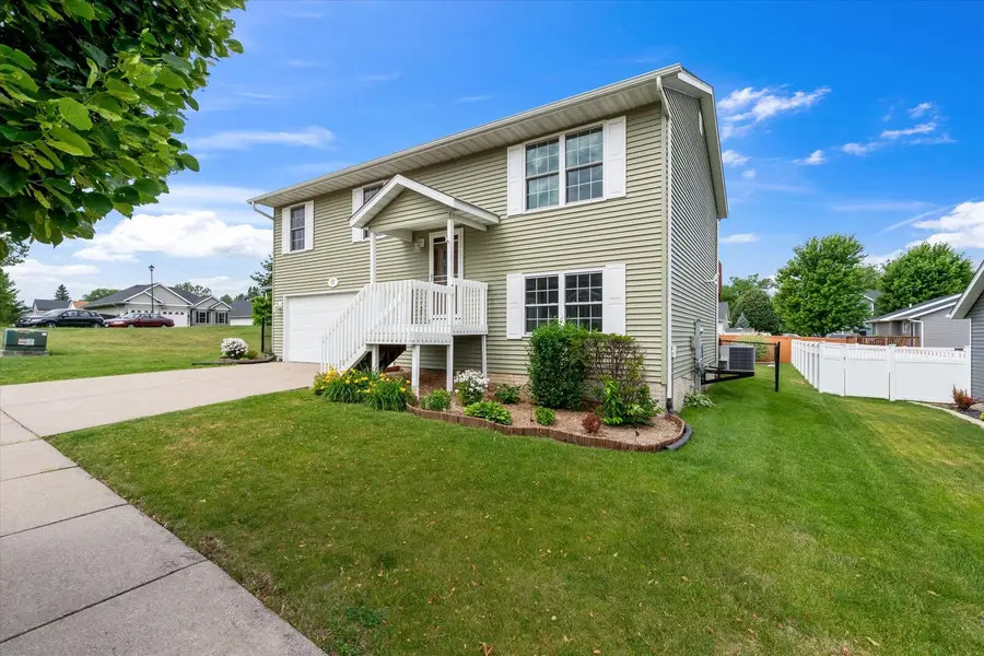 11 W Village Circle, Davenport, IA 52806 - #2