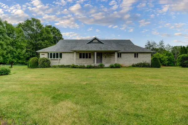 2205 Meadows Drive, Sterling, IL 61081