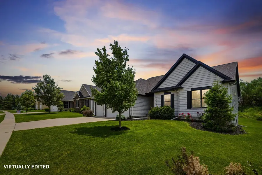 4915 Lakeside Drive, Bettendorf, IA 52722 - #2