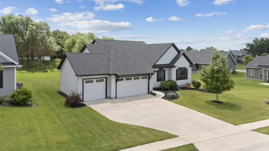 4915 Lakeside Drive, Bettendorf, IA 52722 - #3