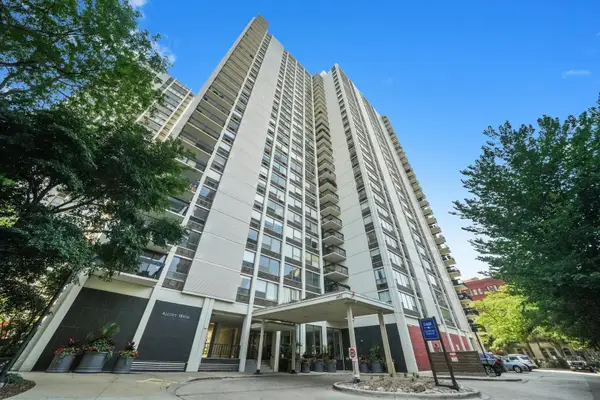 1460 N Sandburg Terrace #2507A, Chicago, IL 60610