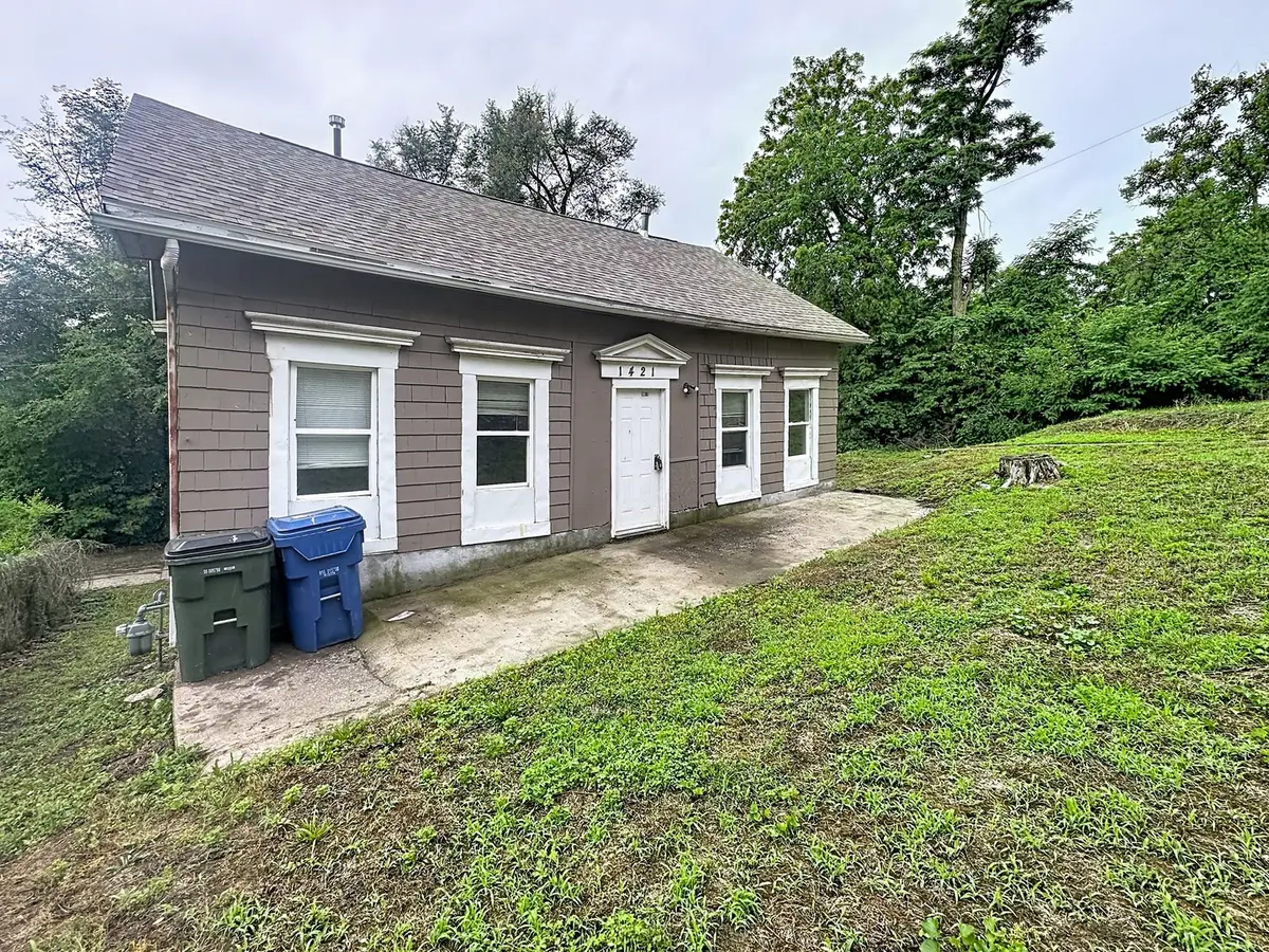 1421 W 10th Street, Davenport, IA 52804 - #1