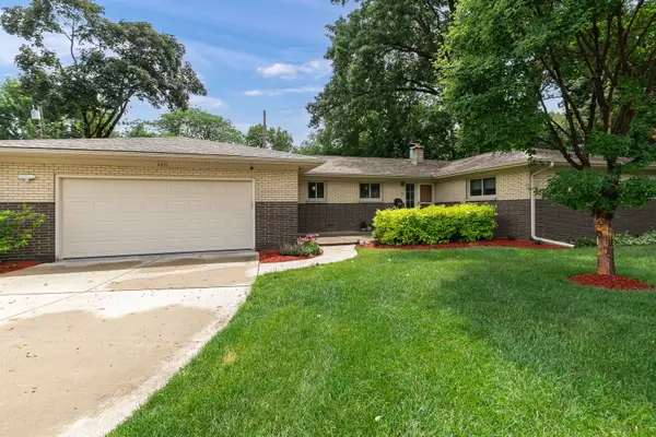 2221 3rd St B Street, East Moline, IL 61244