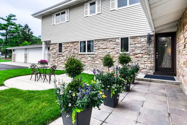 1325 E Lake Avenue, Glenview, IL 60025