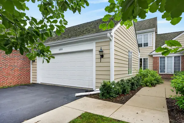 1393 W Shire Circle #2, Inverness, IL 60067