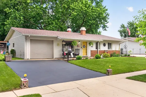 1009 Stratford Circle, Streamwood, IL 60107