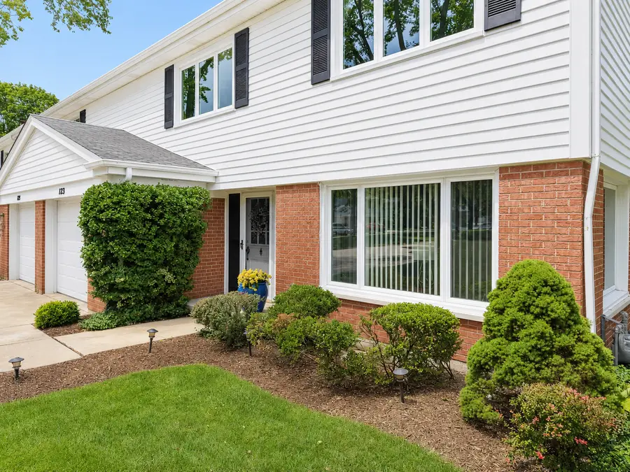 123 N Peartree Lane, Arlington Heights, IL 60004 - #2